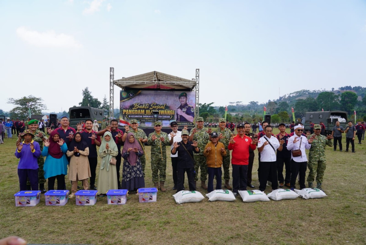 Pangdam III/Siliwangi Tinjau Percepatan Pembangunan KDKMP Dan Salurkan 3.000 Paket Sembako Di Takokak, Cianjur