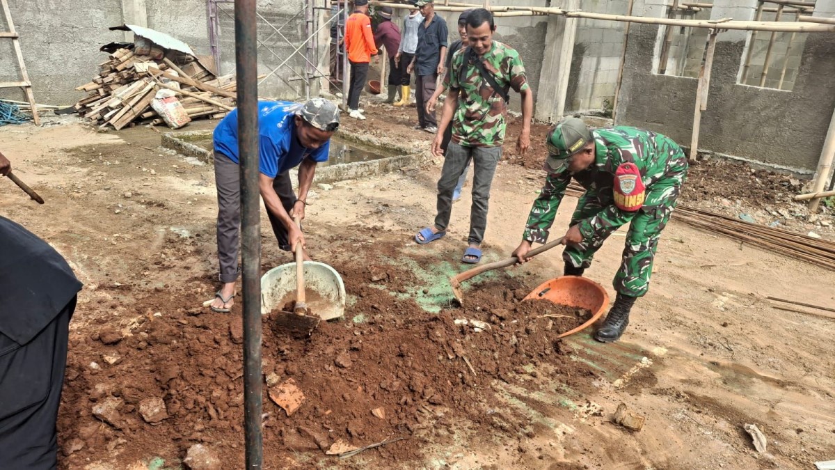 Babinsa Desa Salem Bersama Warga Gelar Bakti Bersihkan Halaman Kantor Desa