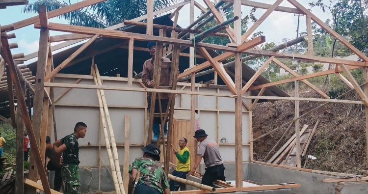 Progres Pembangunan Rutilahu Abdul Sobar di Bangunjaya, Rangka Atap Mulai Terpasang