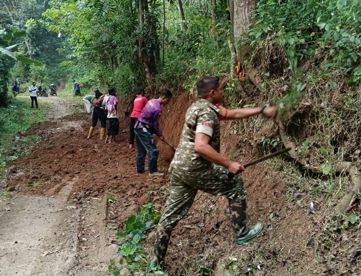 Babinsa dan Warga Bersih-bersih Jalan Desa