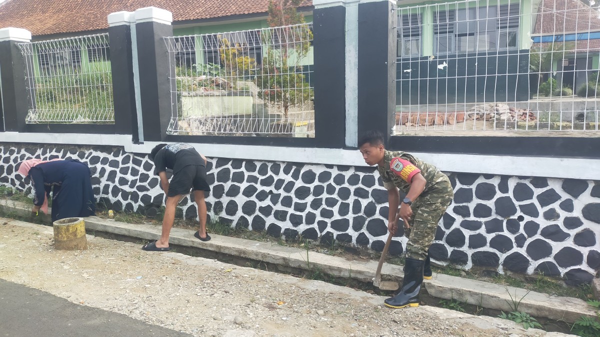 Babinsa Desa Pasir Angin Bersama Warga Gelar Kerja Bakti, Jaga Kebersihan Lingkungan Sekolah