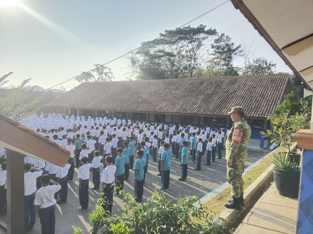 Babinsa Koramil 1511/Jalaksana Berikan Materi PBB dan Kedisiplinan kepada Siswa SMPN 2 Cikeleng