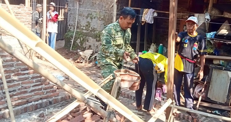 Babinsa Koramil 1507/Luragung Bersama Warga Gotong Royong Bantu Perehaban Rumah Program Rutilahu
