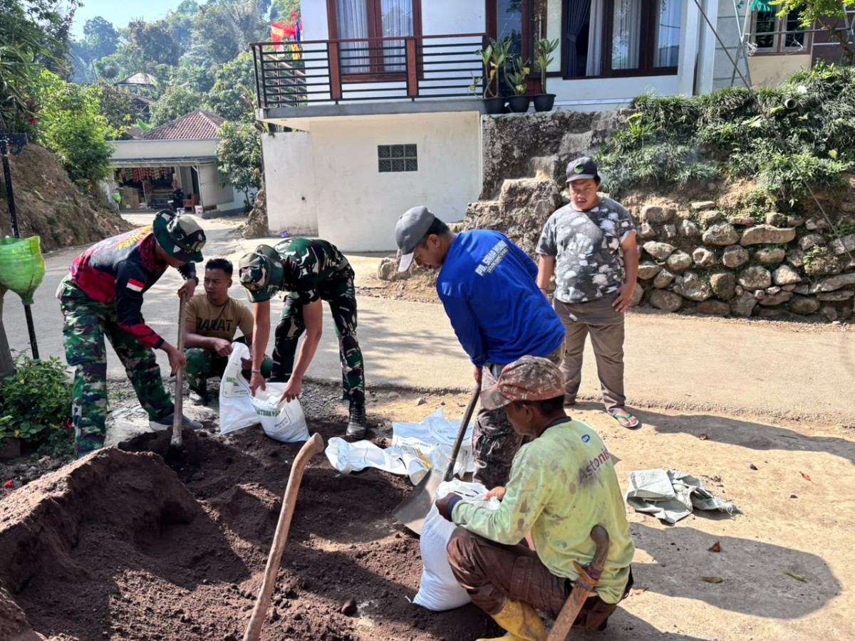 Satgas dan Warga Gotong Royong Angkut Material Pembangunan Air Bersih di Cupunagara