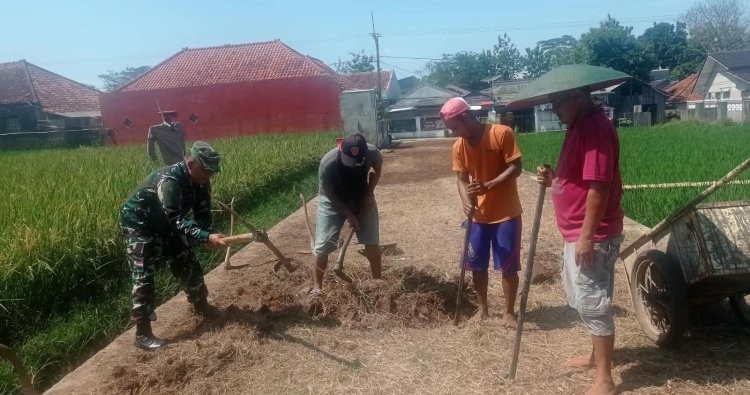 Babinsa Kutaraja Bantu Warga Kerja Bakti Cor Jalan di Dusun Wage