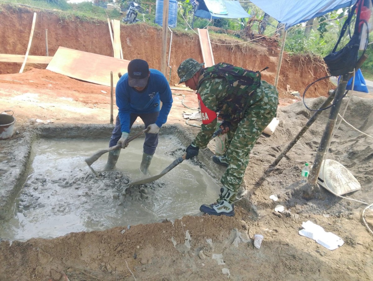 Warga Laksanakan Karya Bakti Pembangunan Rutilahu di Desa Pasir Panjang