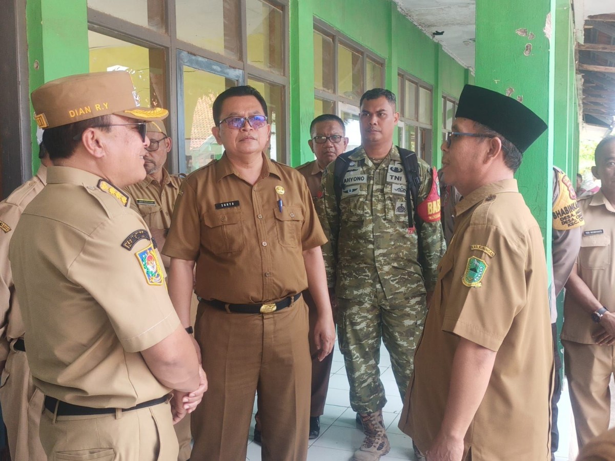 Babinsa Cihirup Dampingi Kunjungan Bupati Kuningan Tinjau SDN 3 Cihirup yang Ambruk