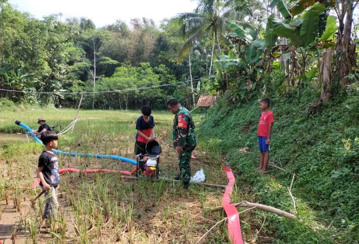 Babinsa Koramil 2207/Jampangtengah Cek Pompa Air Bersama Poktan Artana Makmur