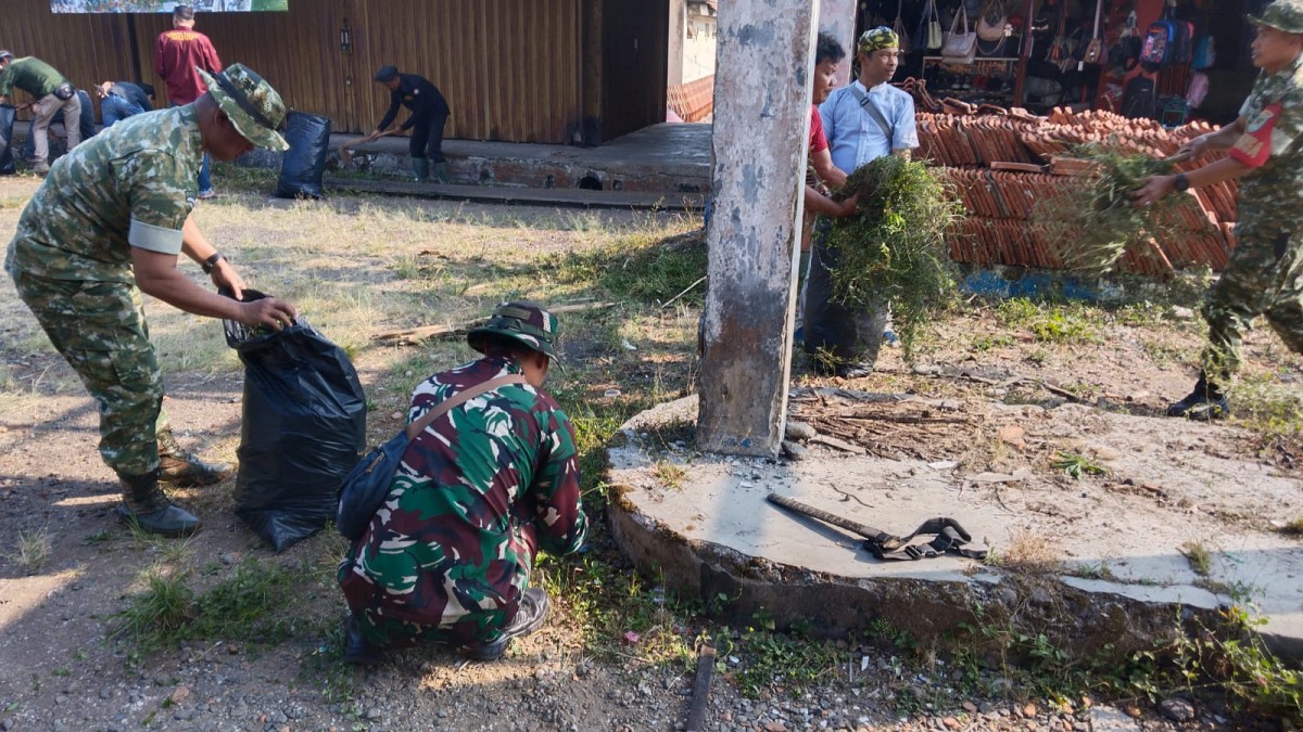 Babinsa Koramil 2208/Nyalindung Bersama Anggota Gelar Pembersihan Pasar di Kecamatan Nyalindung