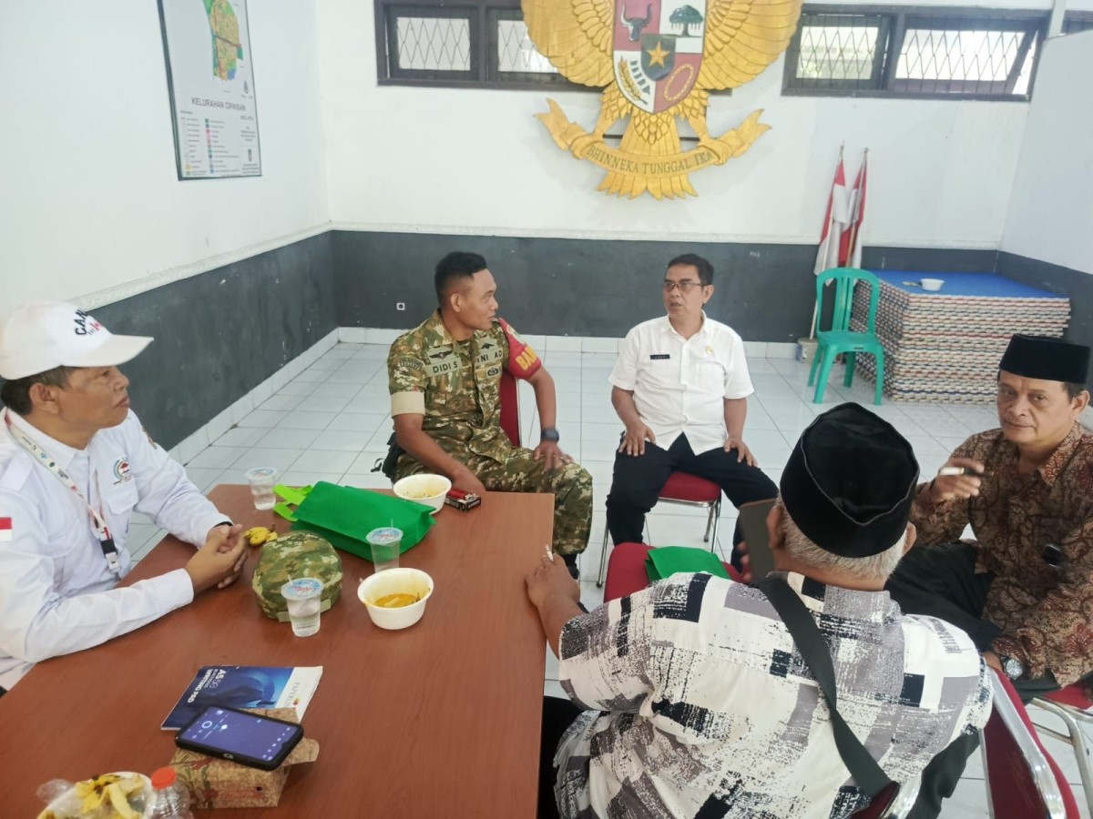 Babinsa Cipaisan Bersama Kasi Trantib dan Ketua RW Bahas Penerapan Jam Malam bagi Pelajar