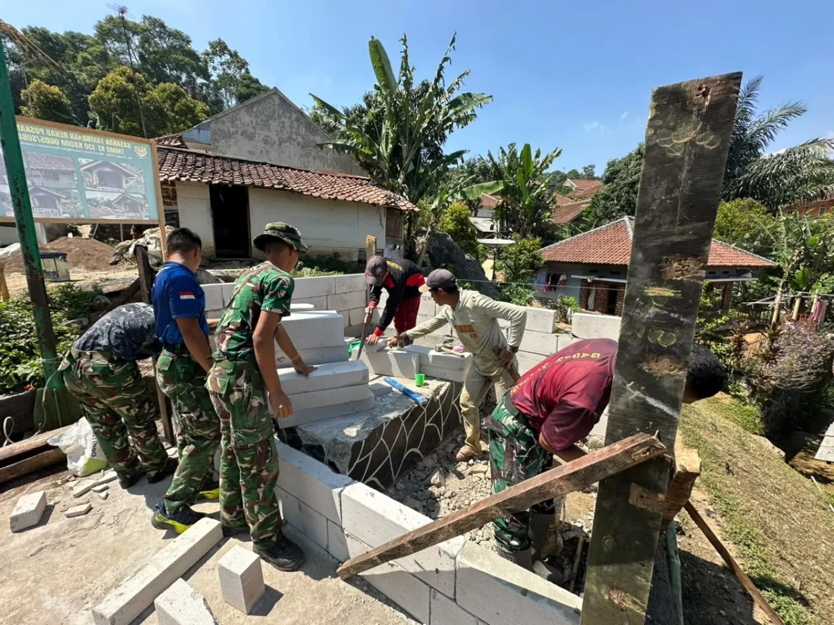 Semangat Gotong royong Satgas TMMD bersama Warga Terus Menyala, Bangun Pos Ronda
