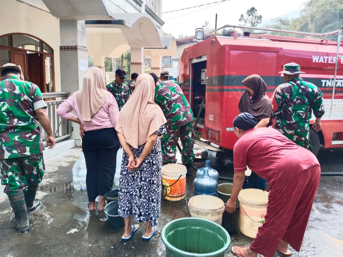 Koramil 2202/Palabuhanratu Salurkan Air Bersih untuk Warga Desa Buniwangi