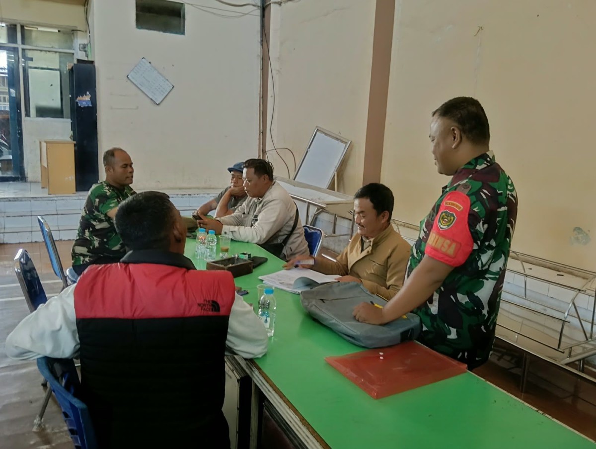 Babinsa Sumurugul Laksanakan Pengecekan Data Online Penerima Bantuan PKH dan Beras Tahun 2026