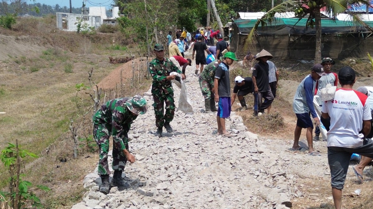 Semangat Gotong Royong Warnai Pengerjaan Sasaran Fisik TMMD Sengkuyung Tahap IV Kodim 0703/Cilacap