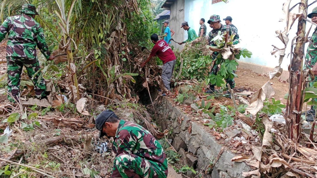 Sambut Musim Hujan, Koramil 04/Binangun Bersama Warga Pagubugan Kulon Bersihkan Jalan dan Saluran Air