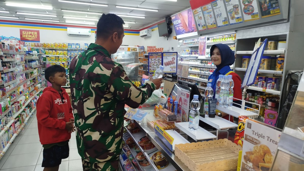 Jaga Keamanan Malam Hari, Koramil 08/Adipala Laksanakan Patroli dan Komsos
