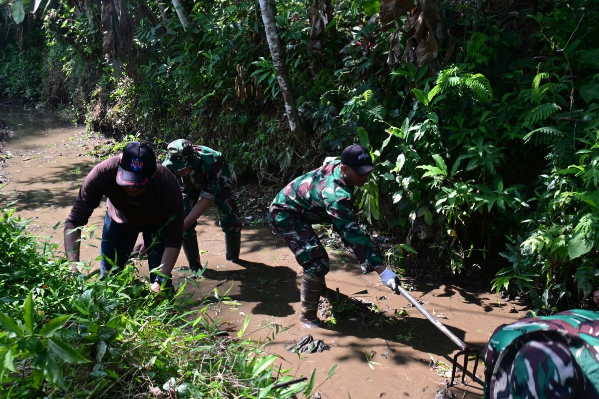 Jelang Musim Hujan, Kodim Wonosobo Bersama DPUPR dan Masyarakat Bersihkan Saluran Air Mangli