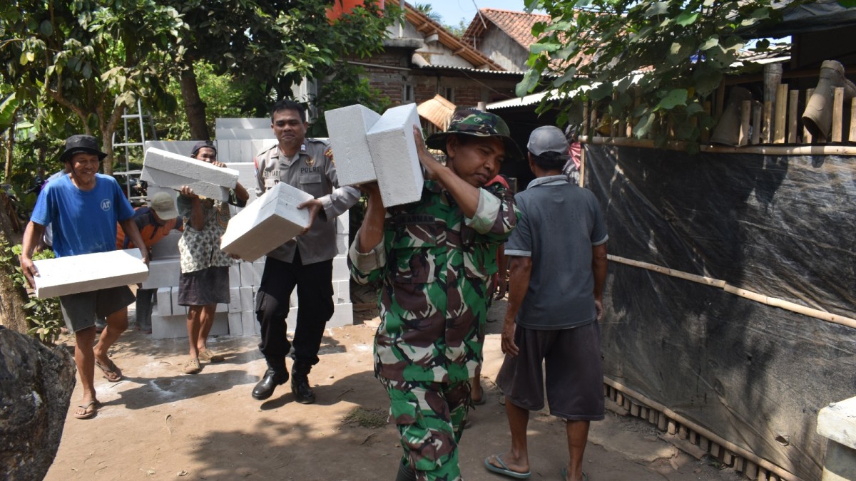 Satgas TMMD Kodim 0703/Cilacap Mulai Bongkar Rumah Midah/Saryo untuk Direhab