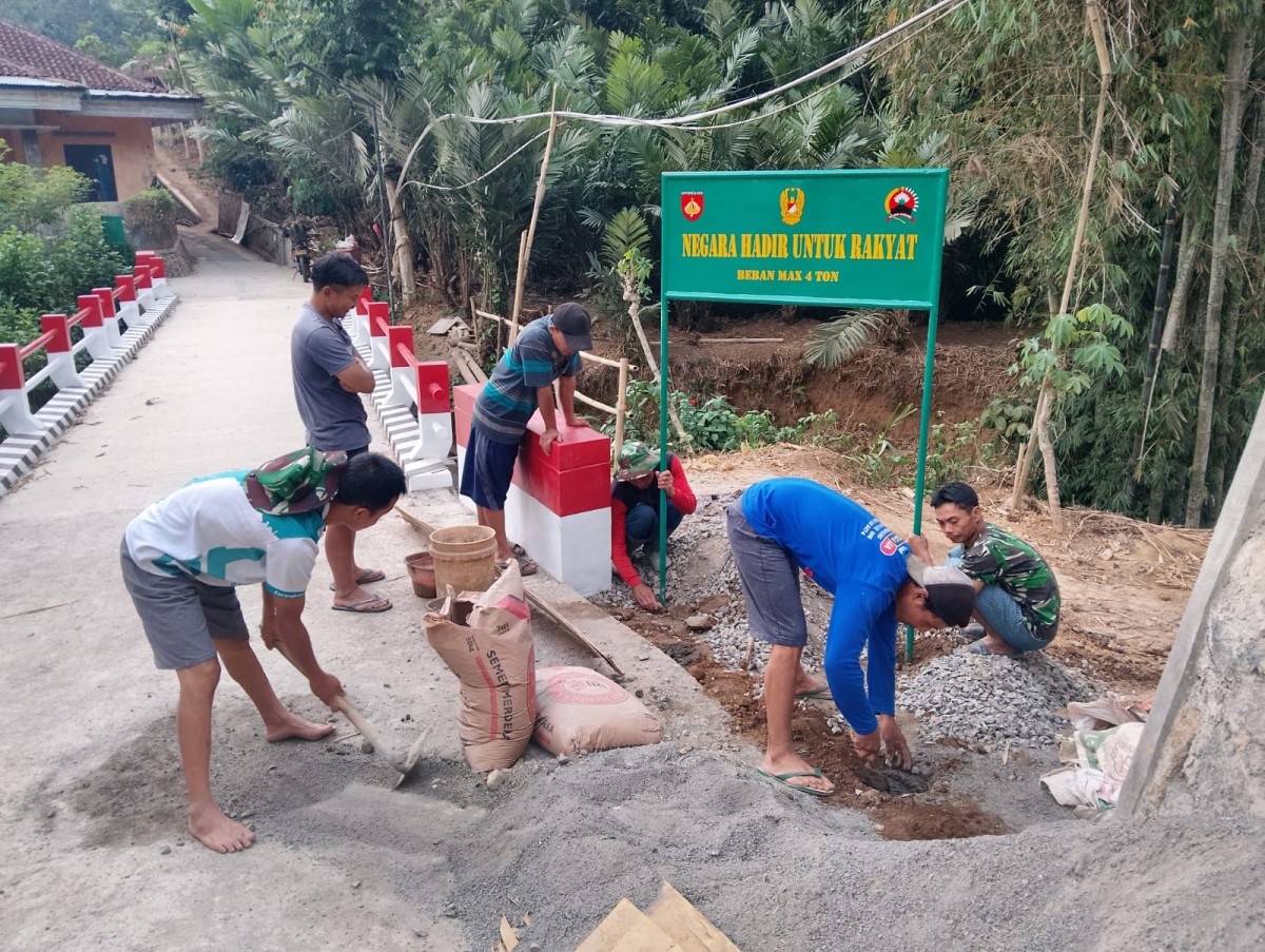 Pemasangan Plang “Negara Hadir untuk Rakyat” Warnai Pembangunan Jembatan Garuda di Paweden