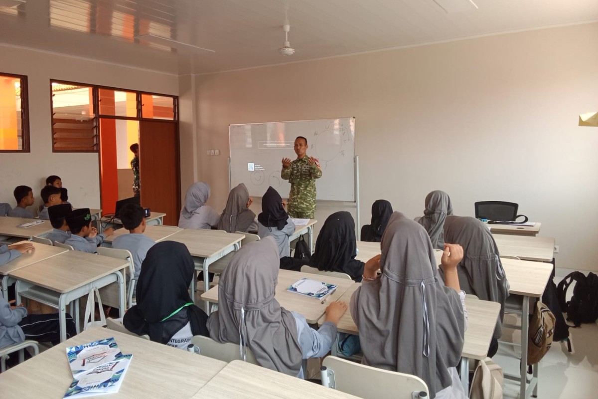 Bangkitkan Semangat Belajar, Babinsa Koramil 13/Majenang Sapa Siswa Sekolah Rakyat