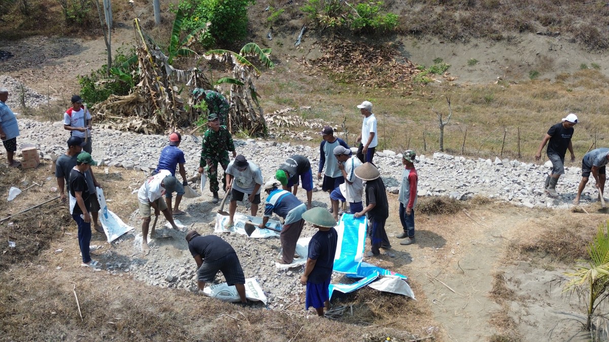 TMMD Kodim 0703/Cilacap Perkeras Jalan Sepanjang 1.565 Meter, Warga dan TNI Bahu Membahu Bangun Infrastruktur Desa