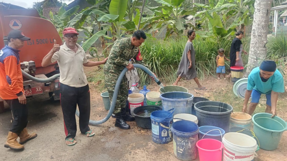 Babinsa Koramil 13/Majenang Dampingi Penyaluran Air Bersih bagi Warga Padangsari