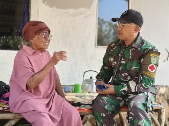 Mak Neni Terharu Diperhatikan Satgas TMMD Sukabumi, “Terima Kasih, Semoga Dibalas Kebaikan”