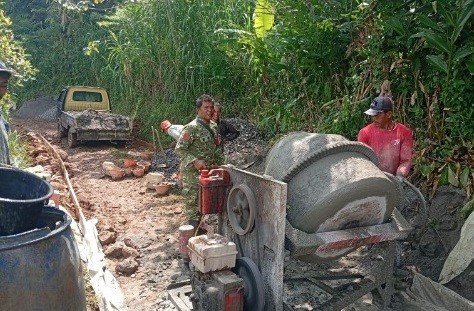 Wujudkan Akses Jalan Layak, Babinsa Koramil 0608-16/Cibinong Gotong Royong Pengecoran Jalan Bersama Warga Desa Mekarlaksana