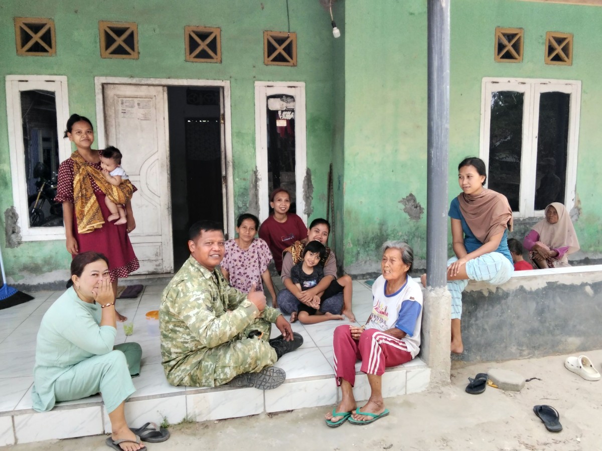 Babinsa desa mancak dan warga RT 014 rw 02 mengikuti pengarahan perlinsos, agar terciptanya masyarakat yang sejahtera