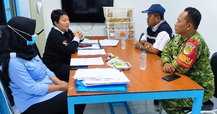 Babinsa Pekalangan Sambangi SPPG, Kodim 0614/Kota Cirebon Tekankan Kualitas dan Keamanan Makanan Program MBG