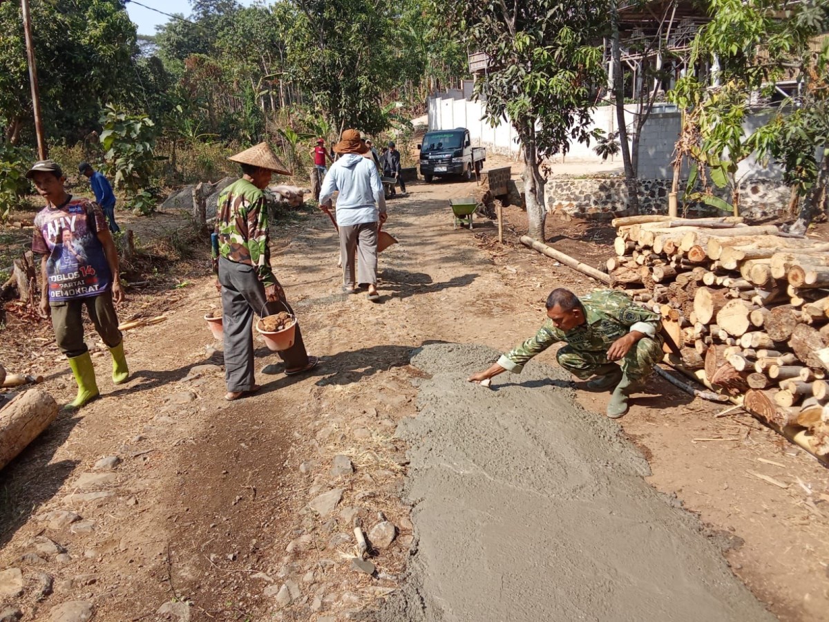 Pererat Kemanunggalan TNI dan Rakyat, Babinsa Bersama Warga Laksanakan Pengecoran Jalan Usaha Tani