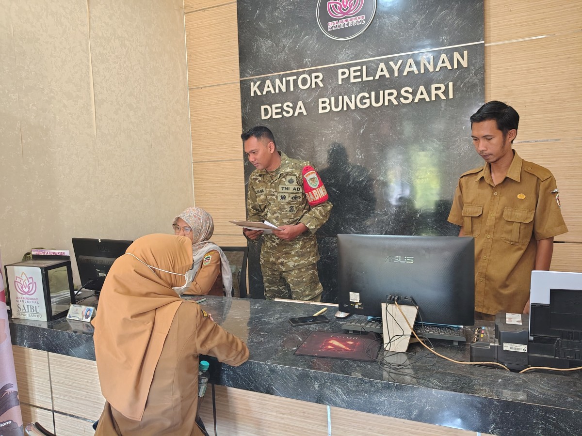 Babinsa dan Staf Desa Bungursari Lakukan Pendataan Warga Calon Penerima Bantuan Perlinsos