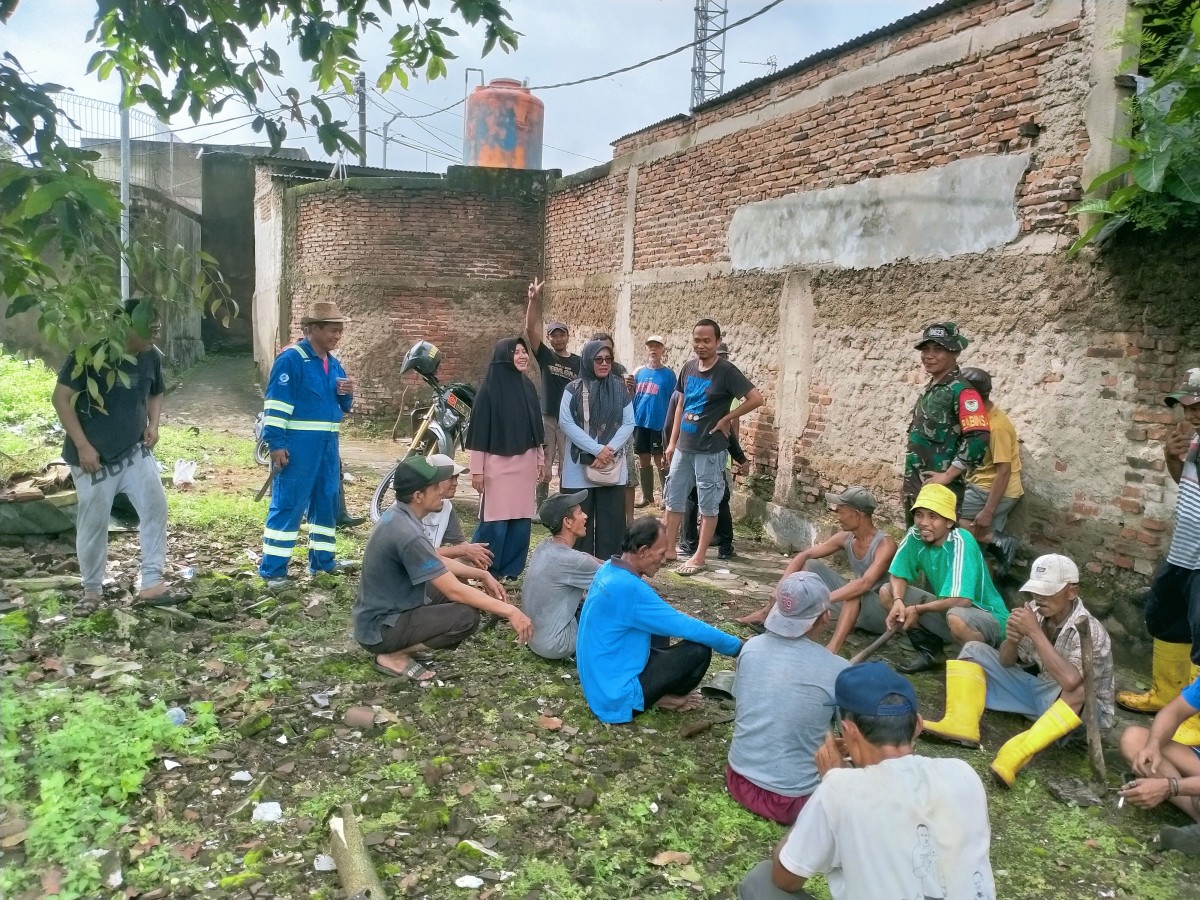 Babinsa Koramil 2303/Pulomerak Ajak Warga Kelurahan Ramanuju Jaga Kebersihan Lingkungan Melalui Komsos