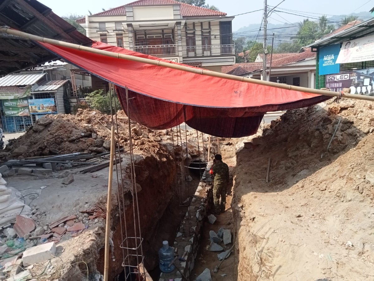 Babinsa Koramil 1903/Darangdan Bantu Warga Perbaiki Saluran Air yang Tertimpa Tanah Longsor di Desa Cikeris