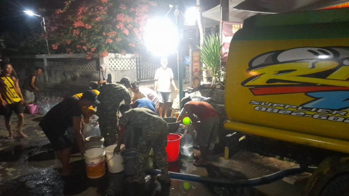 Krisis Air Bersih di Ciborelang, TNI Turun Tangan Langsung Gendong Bantuan untuk Warga Majalengka