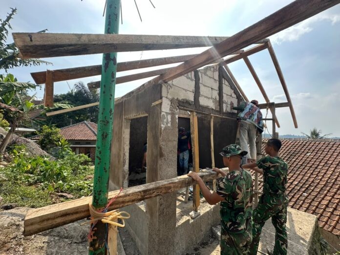 Gotong Royong Satgas TMMD dan Warga, Pembangunan Poskamling Cupunagara Berlanjut