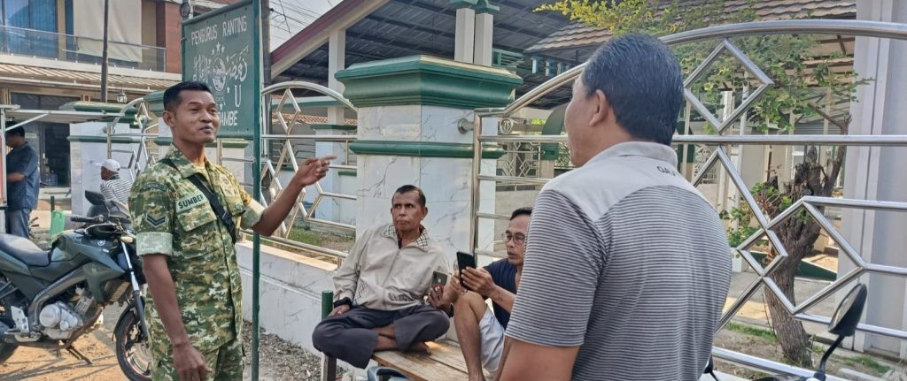 Babinsa Koramil 1605 Sukagumiwang Perkuat Silaturahmi dan Gotong Royong Bersama Masyarakat Larangan Jambe