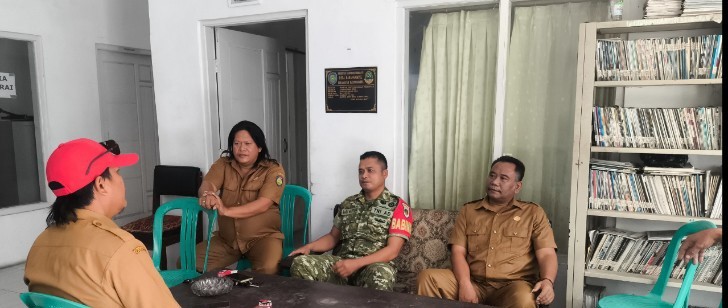 Babinsa Koramil 1608/Karangampel Komsos Bersama Perangkat Desa, Perkuat Kerukunan dan Kepedulian Lingkungan