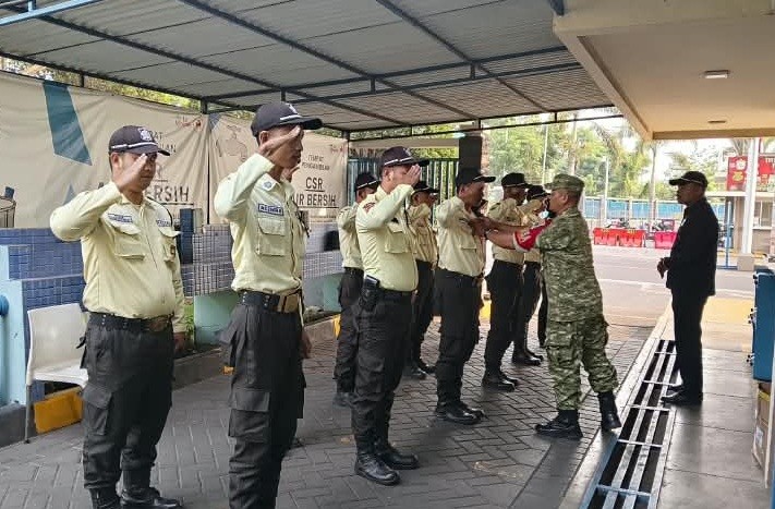 Tingkatkan Kedisiplinan dan Kesiapsiagaan, Babinsa Koramil 0608-09/Ciranjang Gelar Bintahwil Kepada Security PT Mayora