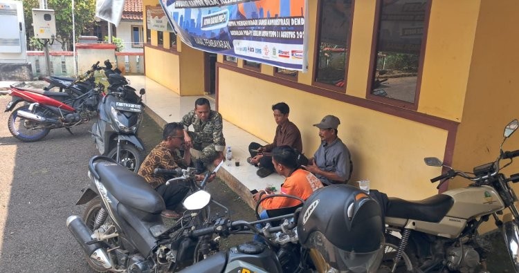 Antisipasi Pencurian dan Kebakaran Saat Kemarau, Babinsa Banjarsari Sertu Joko Sutrisno Bersama Bhabinkamtibmas Ajak Warga Aktifkan Pos Kamling