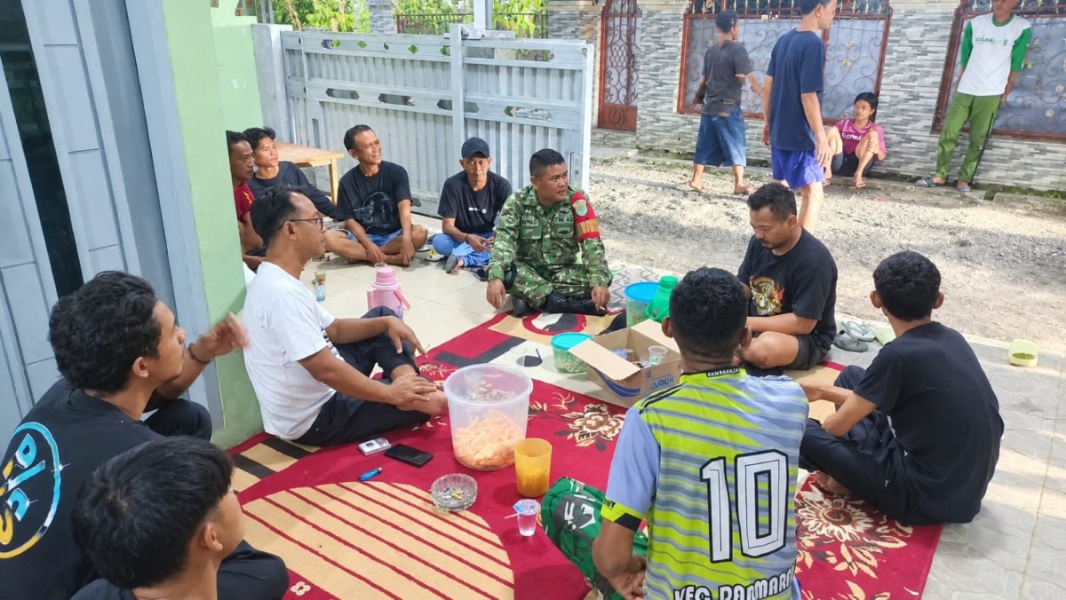 Babinsa Koramil 1010/Darmaraja Ajak Warga Jaga Keamanan Lingkungan Jelang Pelaksanaan Pilkades