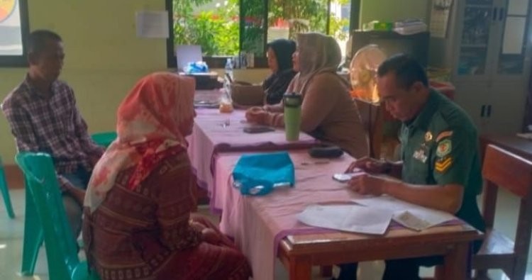 Babinsa Panembahan Dampingi Warga Daftar Bansos Melalui Aplikasi Perlinsos, Pastikan Masyarakat Terlayani