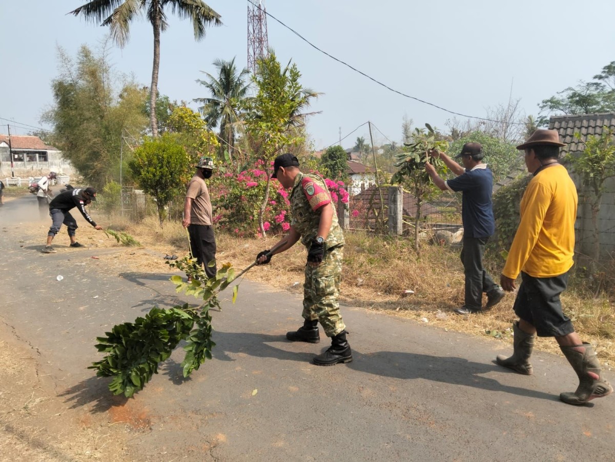 Babinsa Kelurahan Sindangkasih bersama aparatur kelurahan dan warga gelar Bakti TNI Wujudkan lingkungan bersih dan sehat