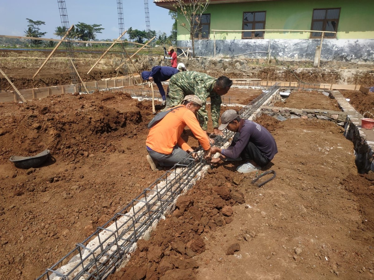 Babinsa Karoya Sertu Sunenda Bersama Warga Gelar Karya Bakti Pembangunan TK Bougenvil 2
