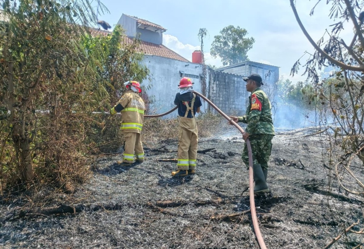 Kebakaran Lahan Kosong di Cirebon Girang, 300 Meter Persegi Hangus, 2.200 Meter Persegi Berhasil Diselamatkan