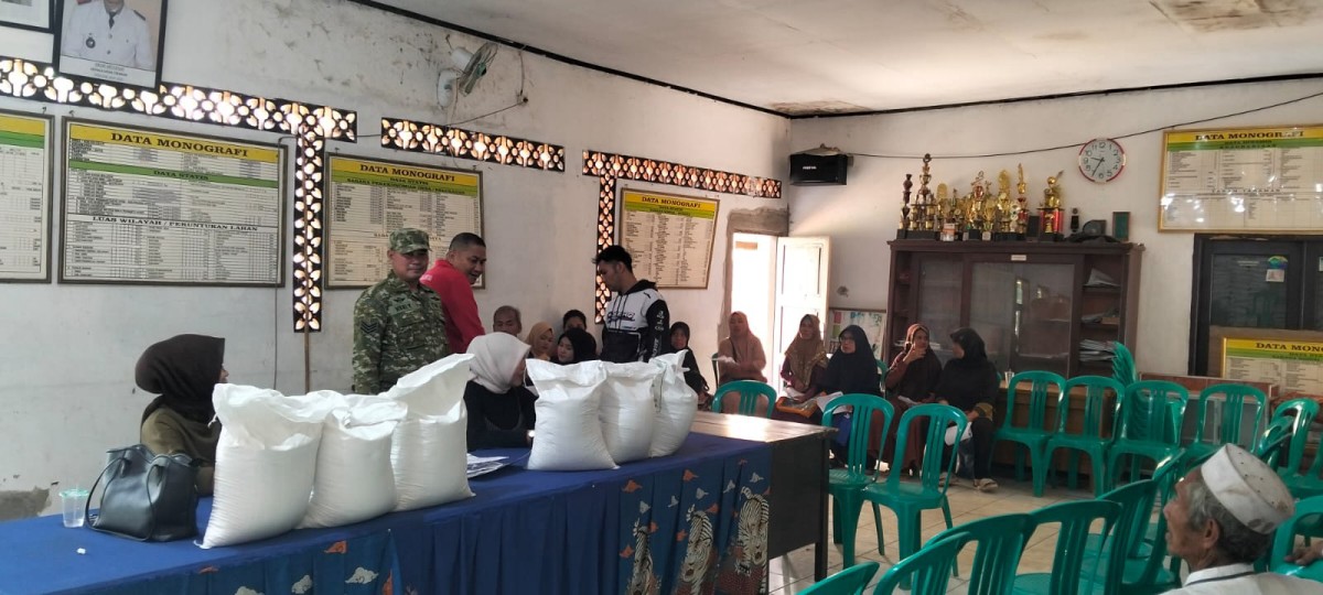 Babinsa Cikakak Monitoring Pembagian Bantuan Beras kepada Warga