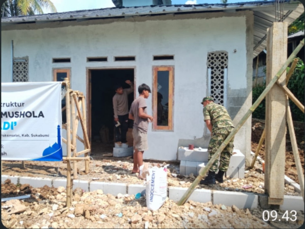 Babinsa Koramil 2206/Parakansalak Laksanakan Karya Bakti Perbaikan Mushola di Desa Sukatani