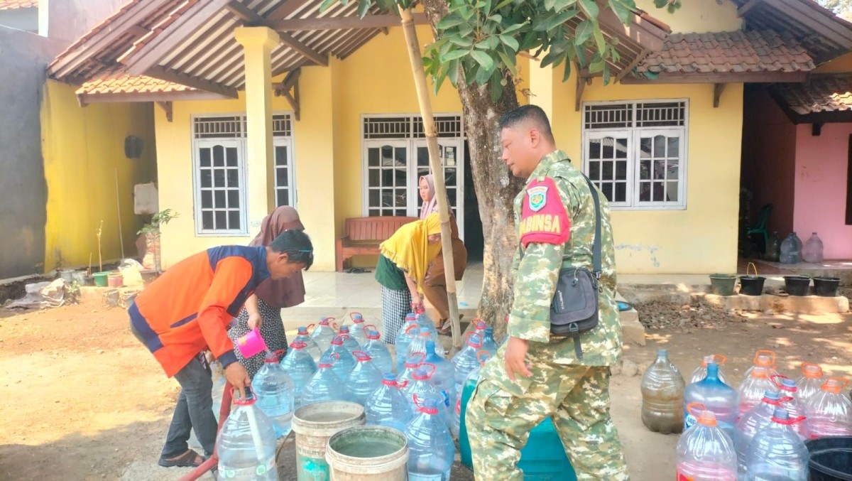 Bakti TNI, Babinsa Purwamekar Bersama Kasi Kesos dan Ketua RT Salurkan Air Bersih untuk Warga