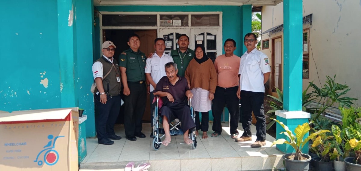 Babinsa Dampingi Penyaluran Bantuan Kursi Roda dari Dinsos Kabupaten Sumedang kepada Warga