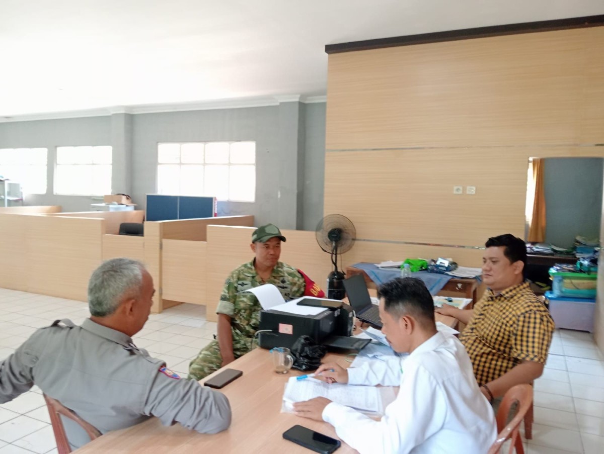 Masa Tenang Pilkades, Panitia Bersama Babinsa Koramil 1010/Darmaraja dan Bhabinkamtibmas Tertibkan Baliho Calon Kepala Desa Karangpakuan
